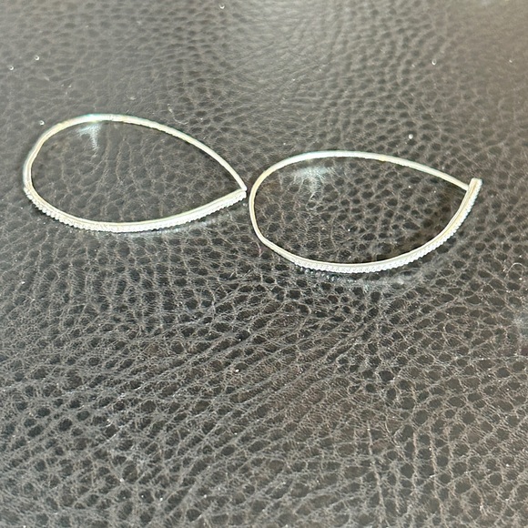 Silpada Silver Hoop Earrings Elegant Design - Picture 3 of 3